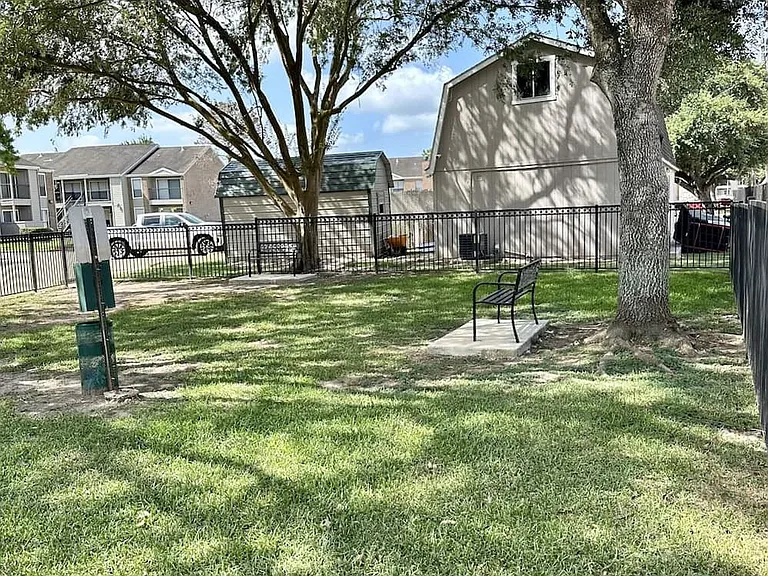 Fairway Square Apartments — Photo 11