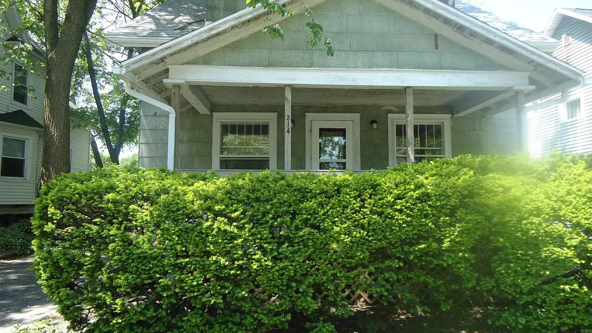 3 bed, 1176 sqft, $1,495 — Photo 1