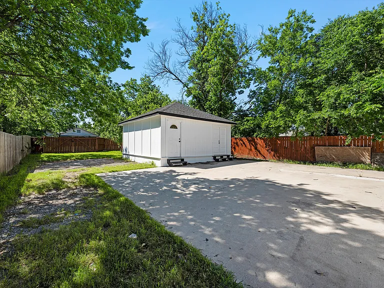 2212 Clay Ave — Photo 12