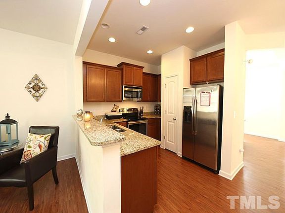 4th image of 124 Holly Berry Ln
