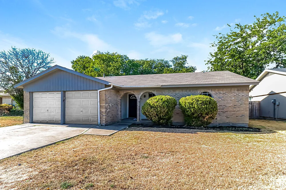 3 bed, 2.0 bath, 1356 sqft, $1,915 — Photo 2