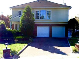 11 Elmwood Ct, Westbury, NY 11590