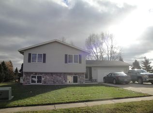 424 Jonathon Dr, Almont, MI