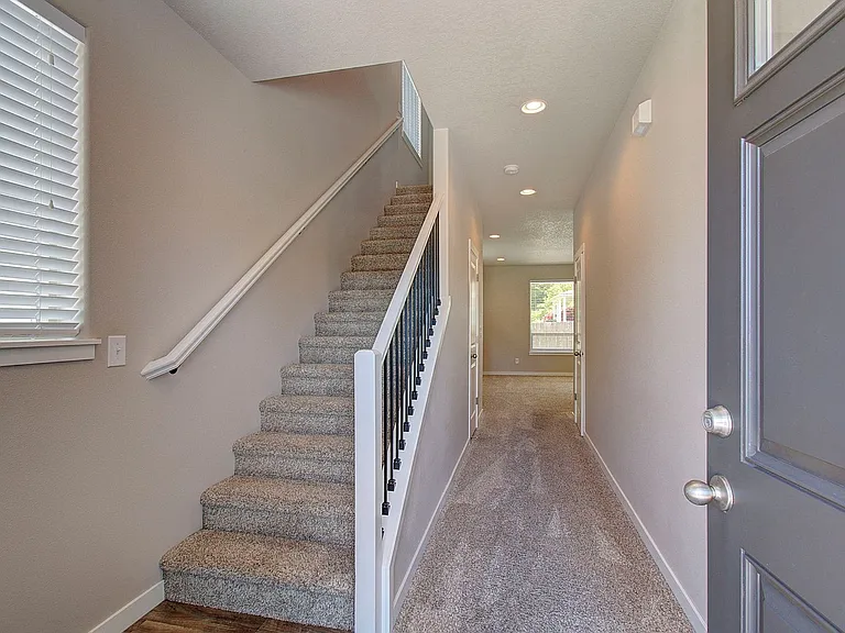 5615 NE 52nd Pl — Photo 3