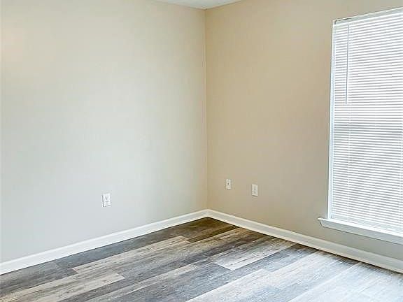 3rd image of 5260 Main St