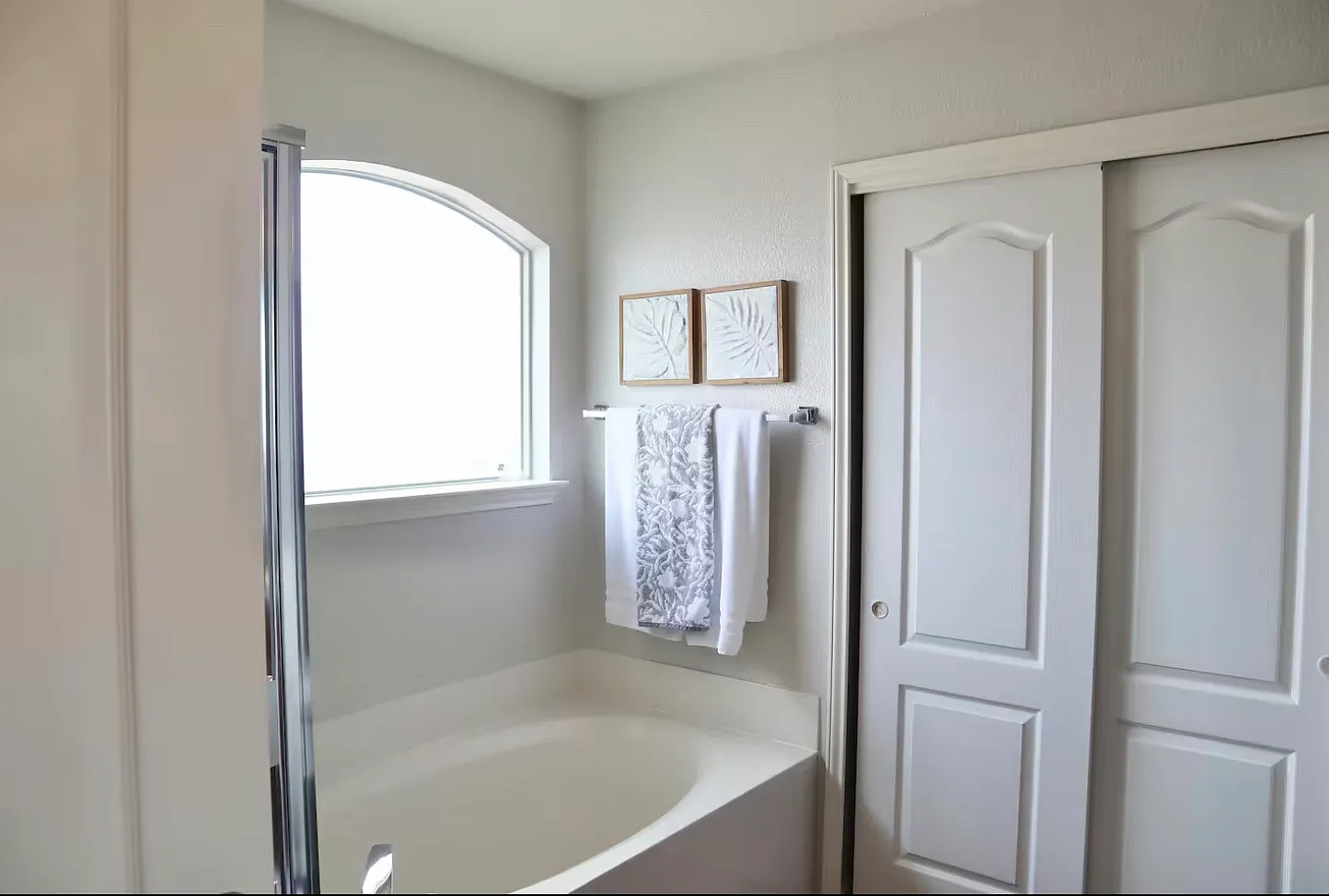 4 bed, 2.5 bath, 2446 sqft, $799 — Photo 4
