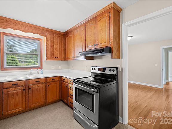 5th image of 119 Oak Ave