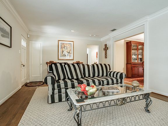 3rd image of 4661 N Versailles Ave