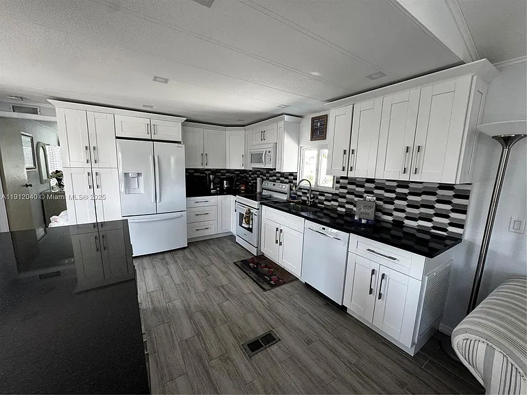 228 Orchid St — Photo 10