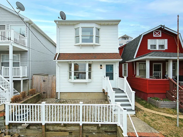 67 S Bay Ave — Photo 1