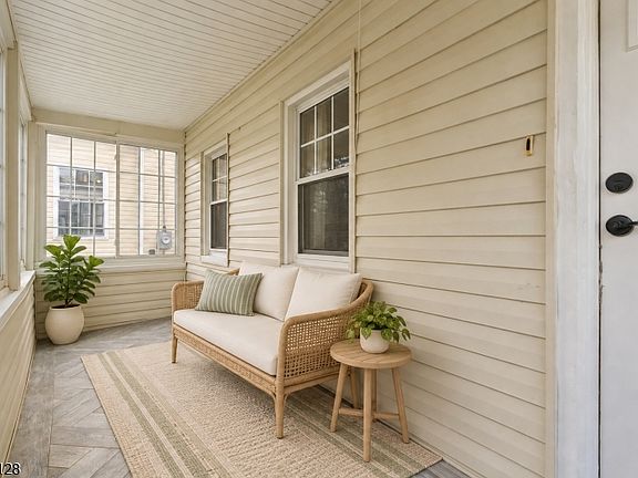 4th image of 321 Boyden Ave