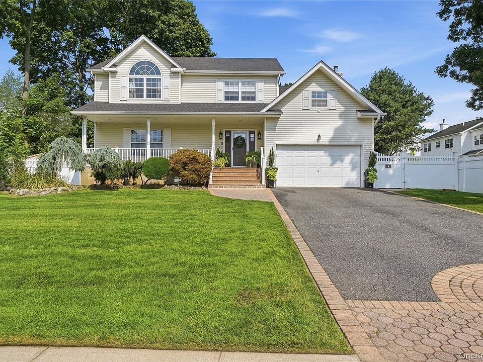 1st image of 1536 Winganhauppauge Road