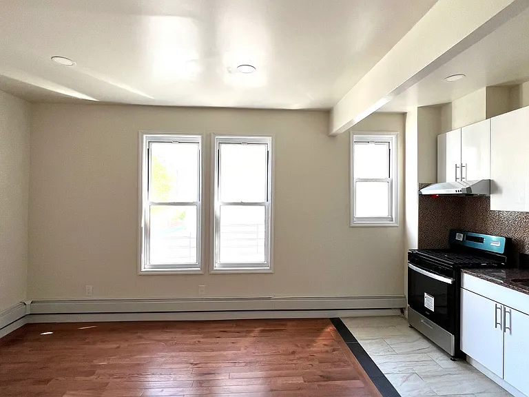 2645 E 18th St #1R — Photo 3