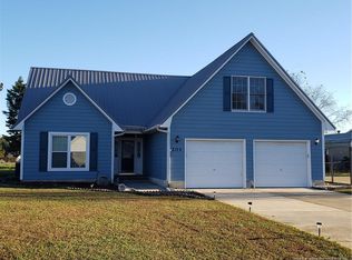 201 Thornback Dr, Raeford, NC 28376