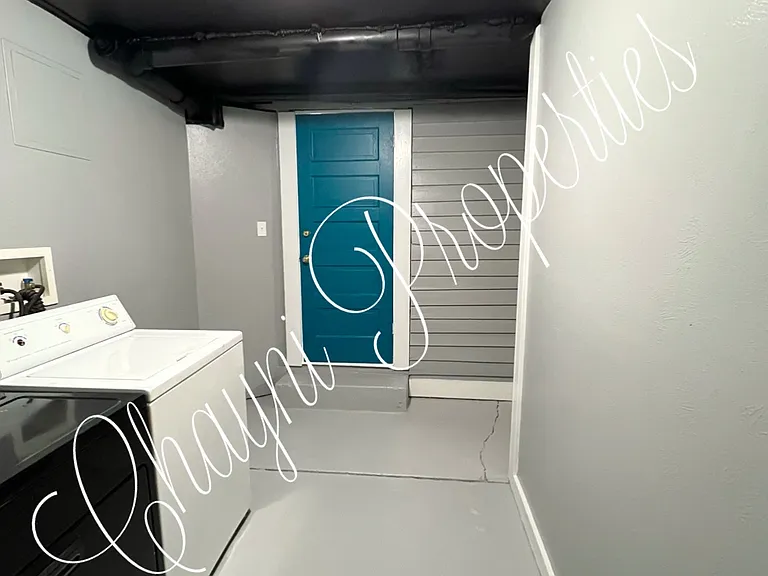 210 S Hood St — Photo 8