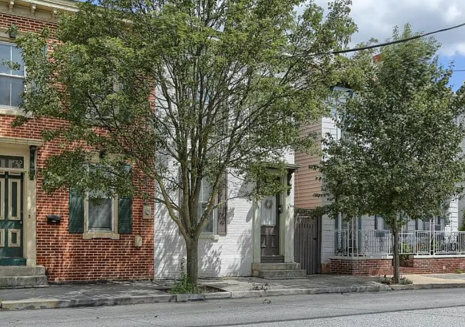 Fully Furnished beautifully updated home — Photo 2