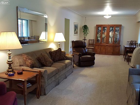 4th image of 5087 Woodcliff Dr