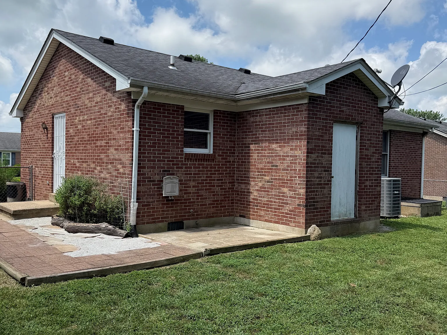 3 bed, 1060 sqft, $1,500 — Photo 2