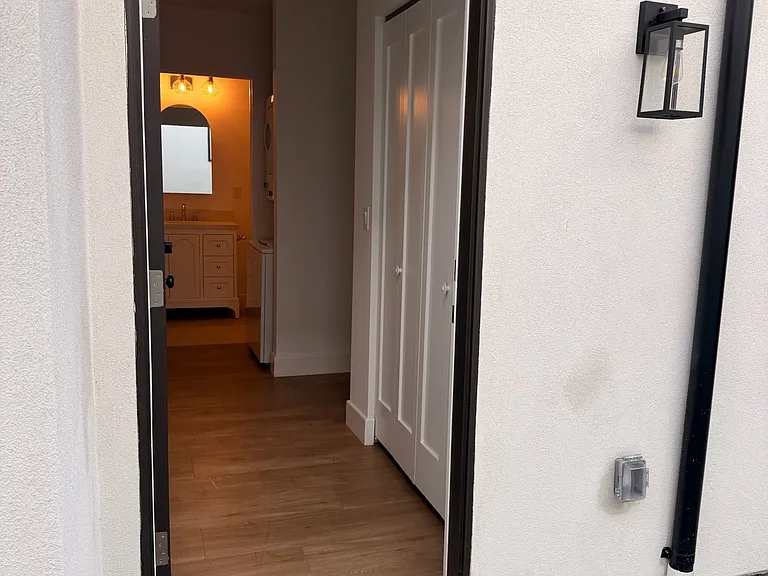 1332 S Burnside Ave — Photo 5