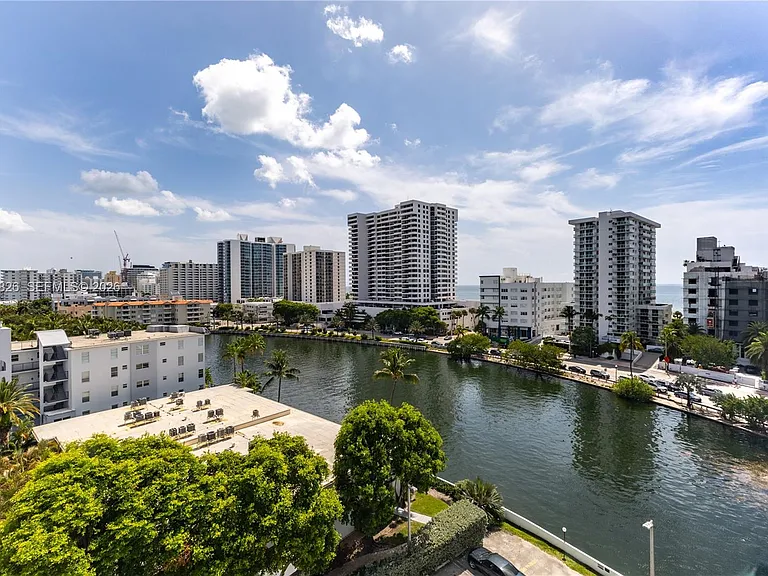 2421 Lake Pancoast Dr #7A — Photo 16