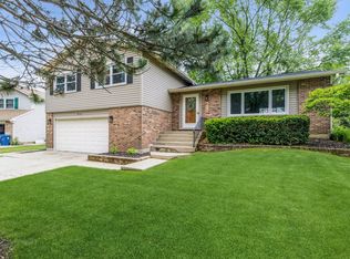 615 Chestnut Ct, Algonquin, IL 60102