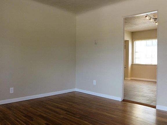 3rd image of 709 Cardenas Dr SE