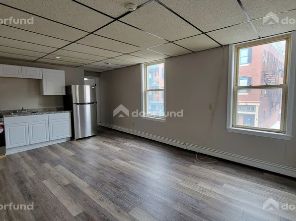 290 Central St APT 4, Gardner, MA 01440