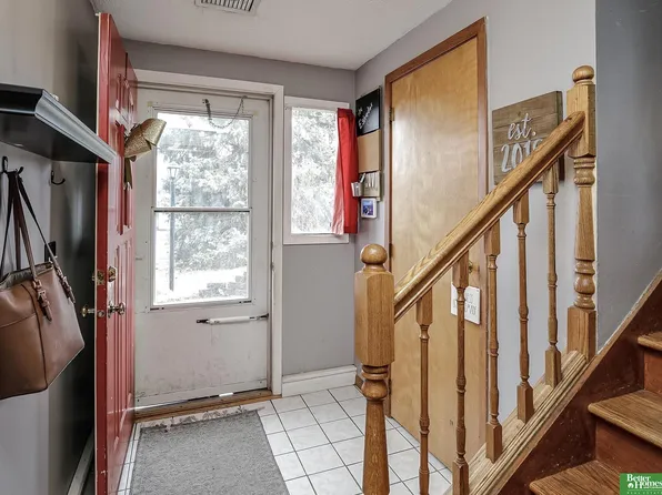 9056 Meadow Dr, Omaha, NE 68114