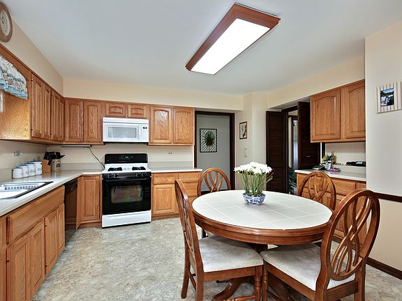 3rd image of 30W235 Bellingham Ln