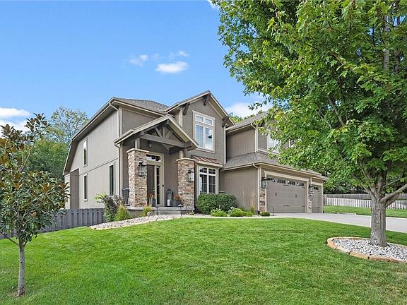 3rd image of 1301 NE Timberline Ct