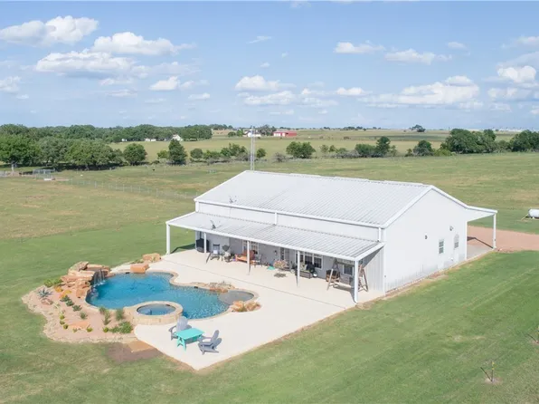 211 County Road 317, Yoakum, TX 77995