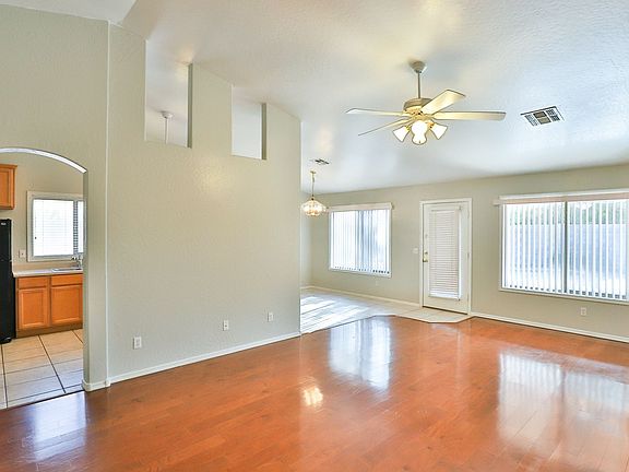 4th image of 7913 E Des Moines St