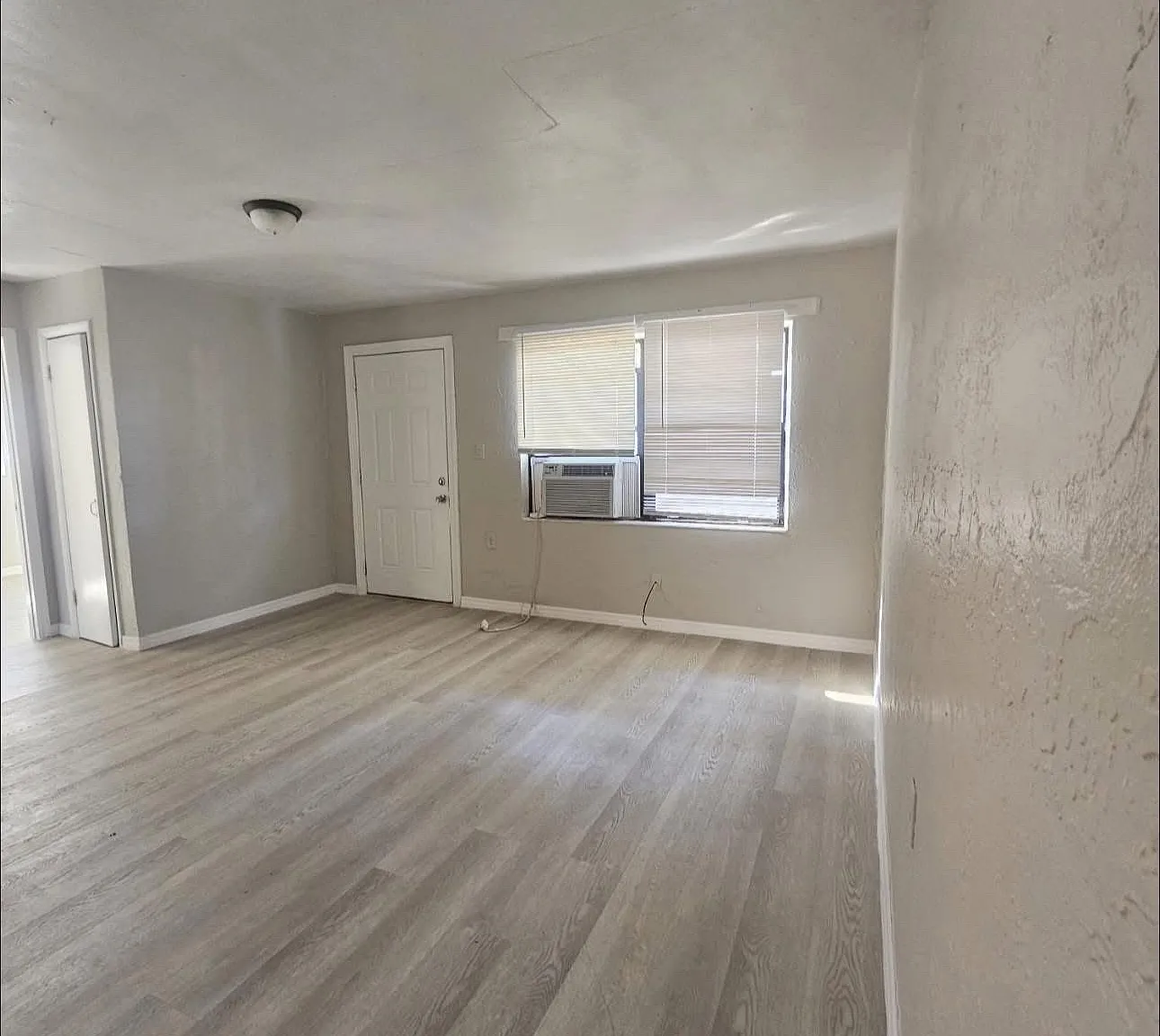 1902 SW 7th Pl — Photo 2