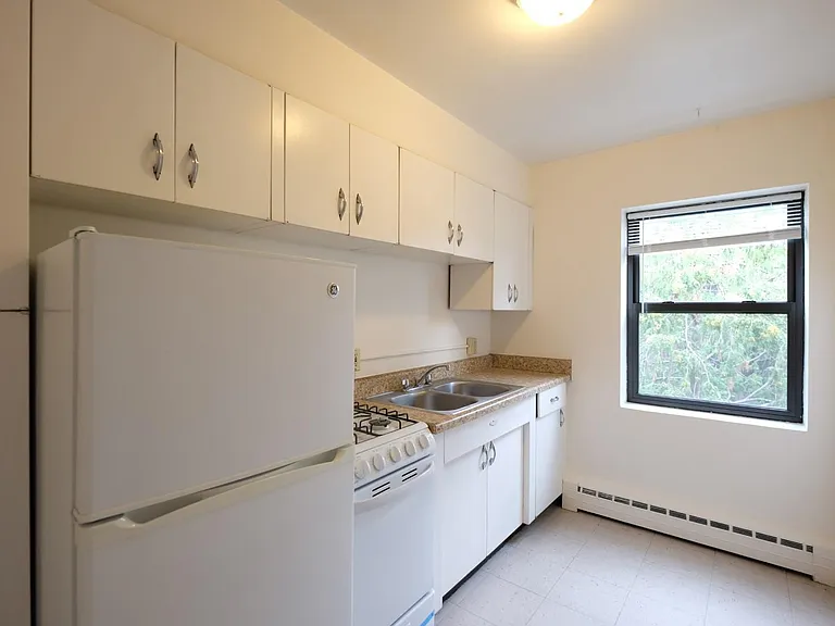 Laurel Terrace — Photo 21