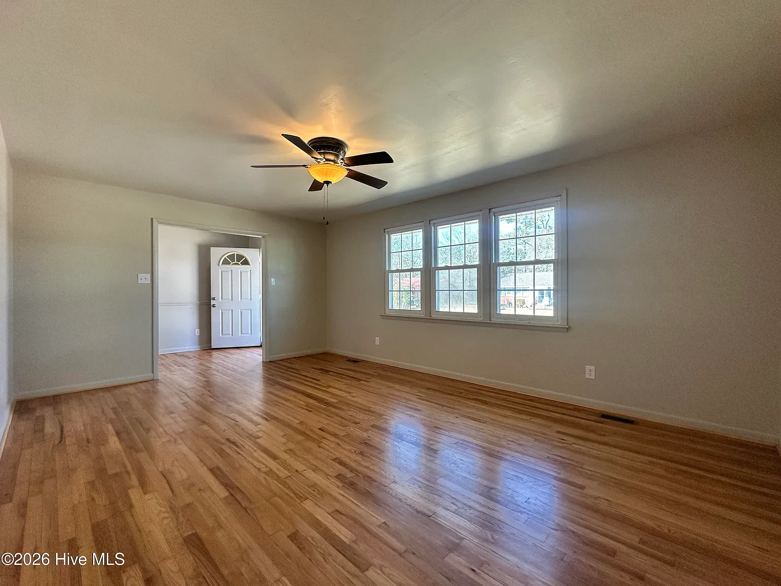 3 bed, 2.0 bath, 1872 sqft, $2,000 — Photo 3