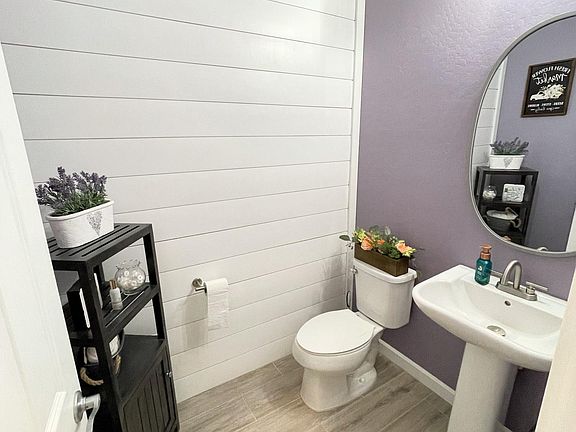 Powder room, 1st floor