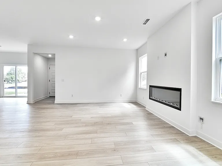 425 Eisenhower St — Photo 33