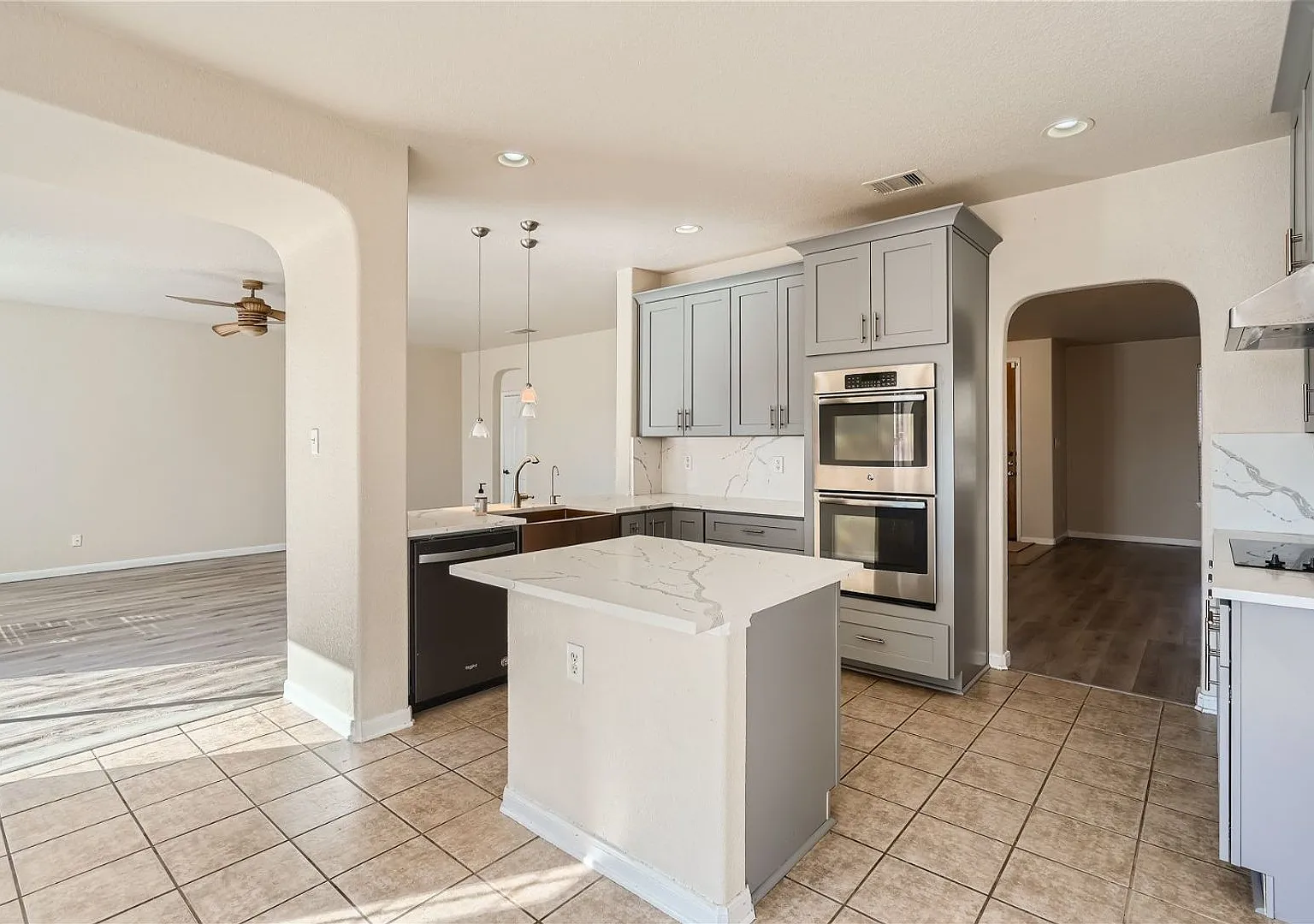 Beautiful Spacious Home — Photo 4