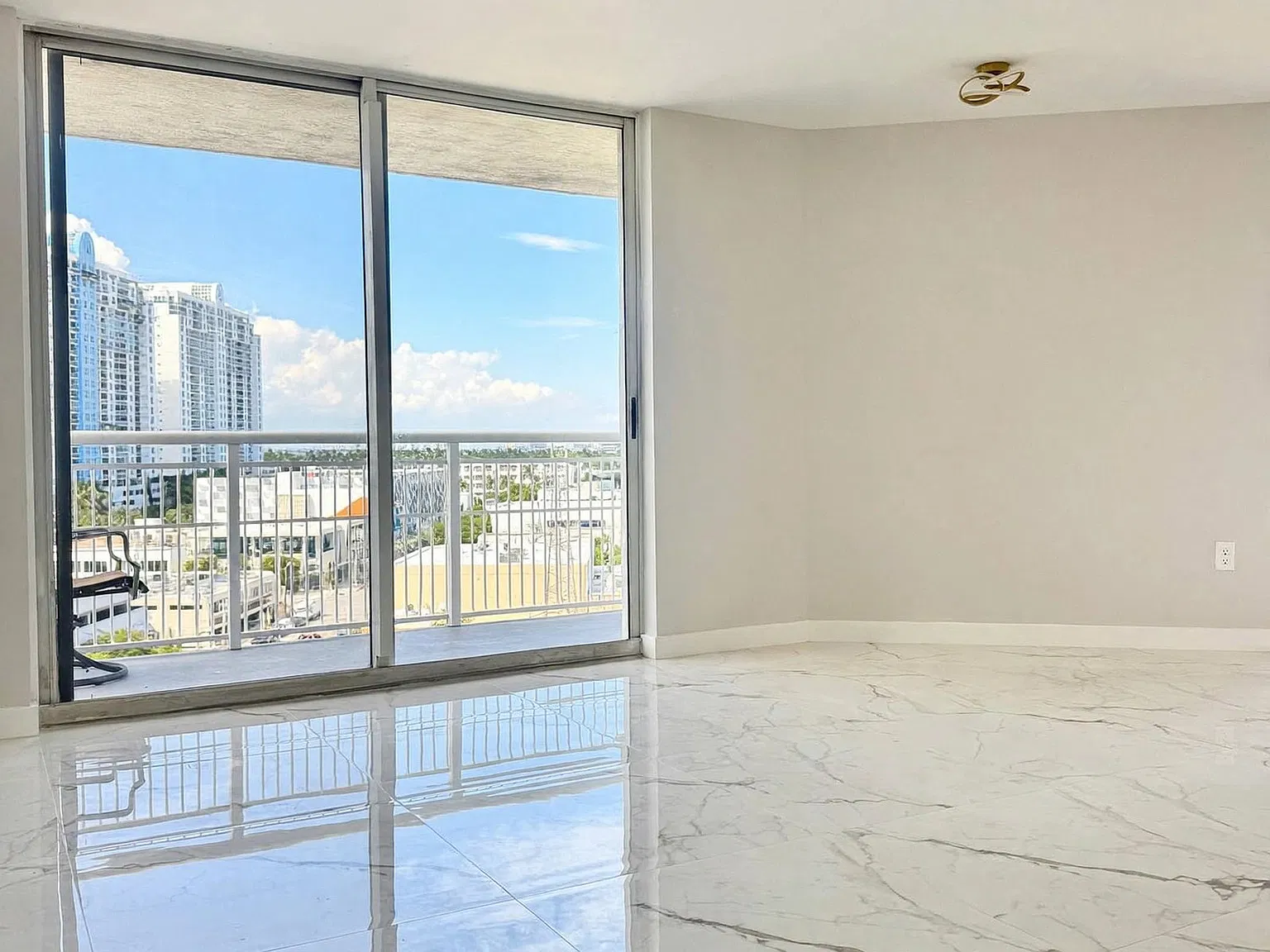 2 bed, 2.0 bath, 1000 sqft, $4,750 — Photo 3