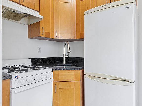 5th image of 225 E 46th St APT 11E