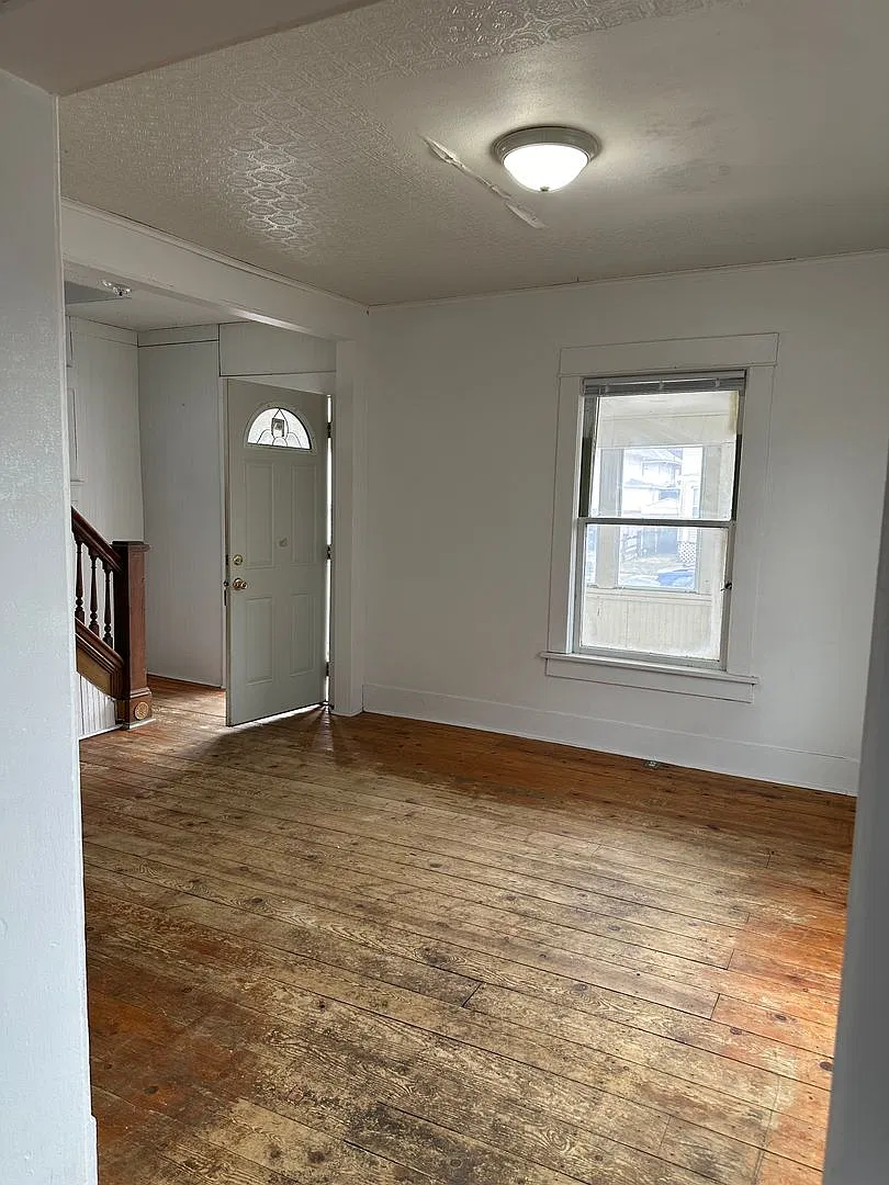 2 Bedroom, 1 Bath House for Rent with Double Stall Garage- 410 Randall — Photo 3