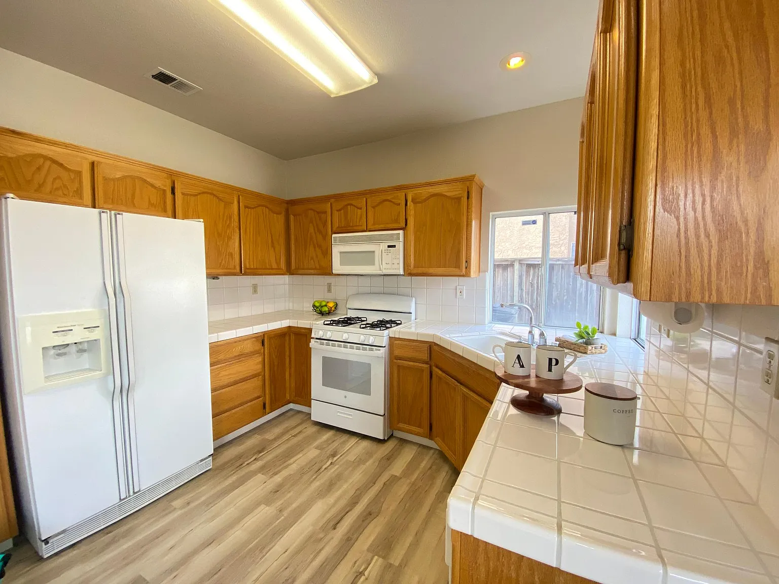 4 bed, 2140 sqft, $4,095 — Photo 3