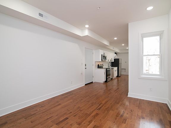 4th image of 3033 W Diamond St #B-c