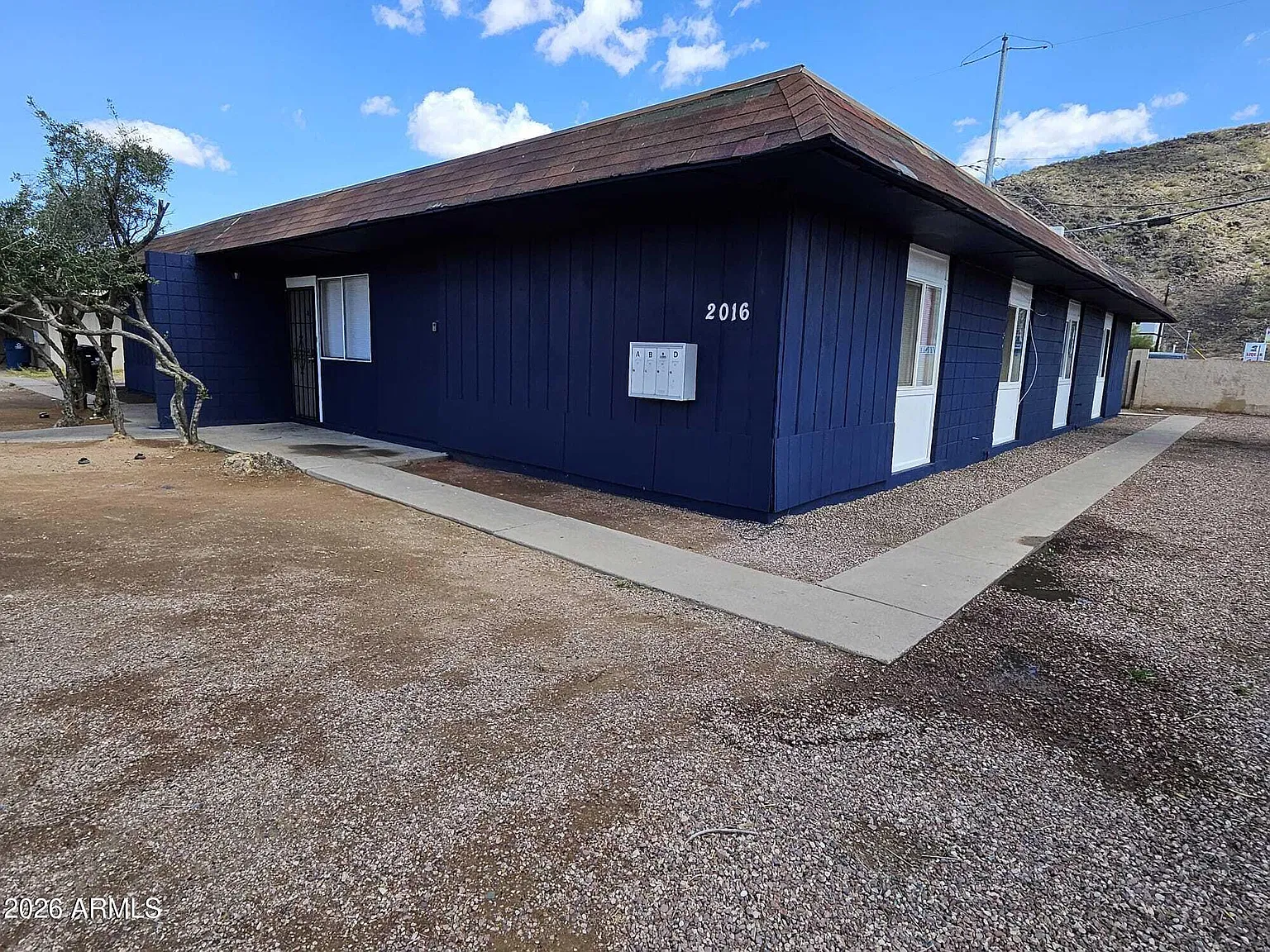 2016 W Cactus Rd — Photo 1