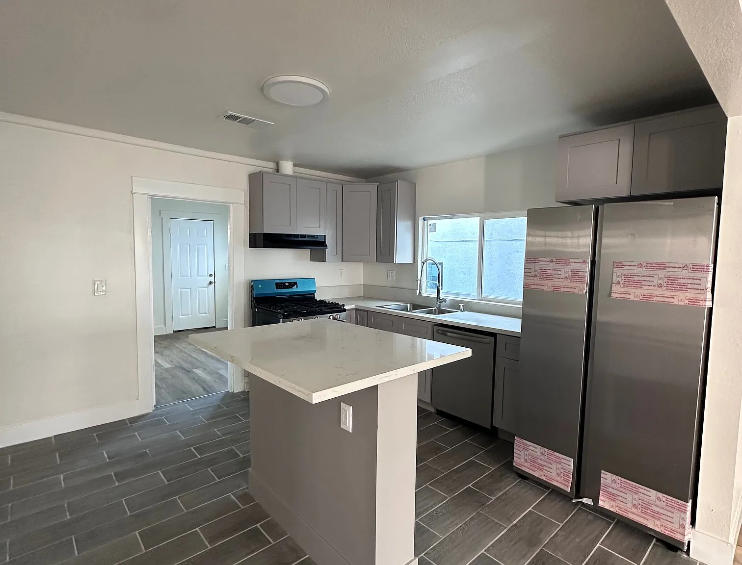 3 bed, 1400 sqft, $3,999 — Photo 1