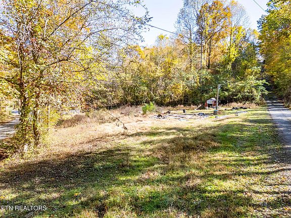 4th image of 1395 Mountain View Rd