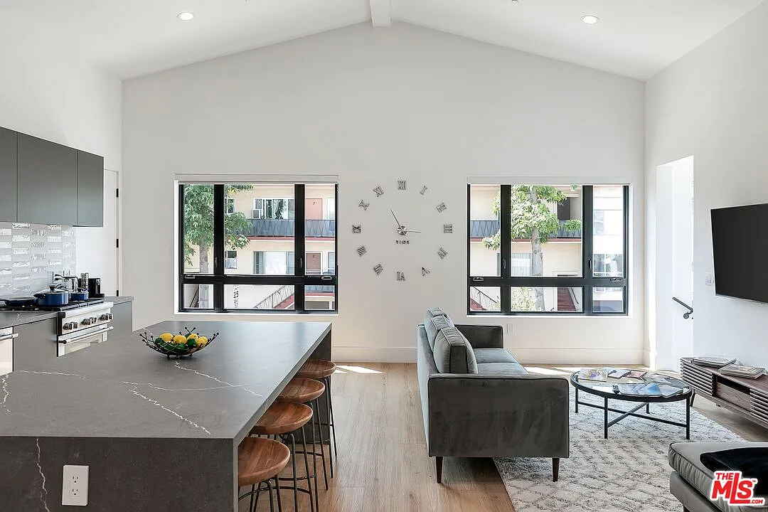 2 bed, 2.5 bath, 1600 sqft, $8,250 — Photo 2
