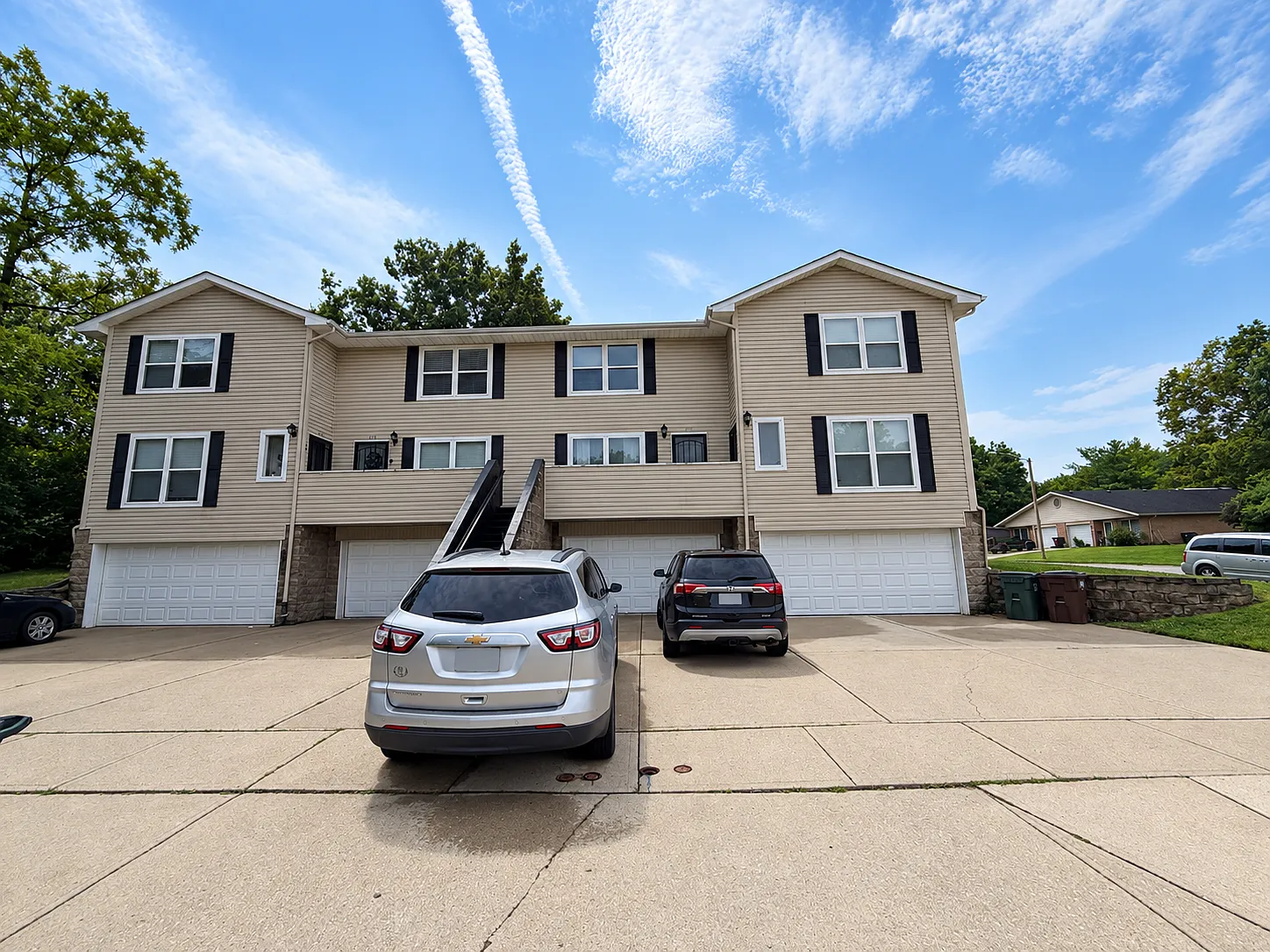 3 bed, 3.5 bath, 3000 sqft, $1,995 — Photo 1