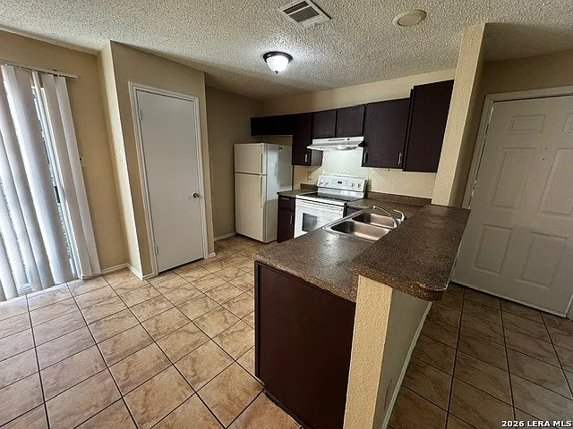 2 bed, 1.0 bath, 890 sqft, $875 — Photo 4
