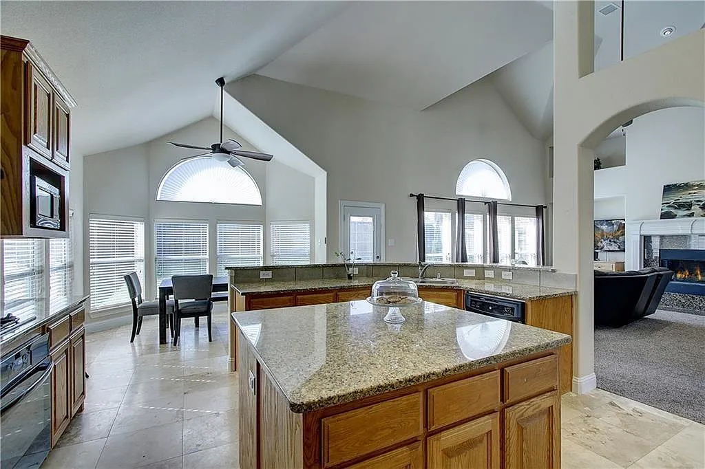 5 bed, 3349 sqft, $3,600 — Photo 3